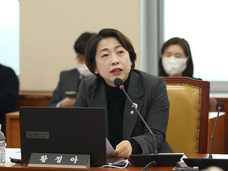 질의하고_있는_황정아_의원.jpg