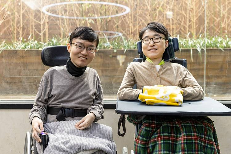 [쿠팡 이미지1] 쿠팡 e스포츠팀 김민준 선수(왼쪽)와 김규민 선수.jpg