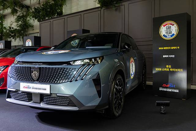 사진자료3- AWAK 선정 올해의 디자인 부문 수상 푸조 올 뉴 3008 스마트 하이브리드.jpg