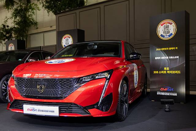 사진자료4- AWAK 선정 올해의 크로스오버 부문 수상 푸조 올 뉴 308 스마트 하이브리드.jpg