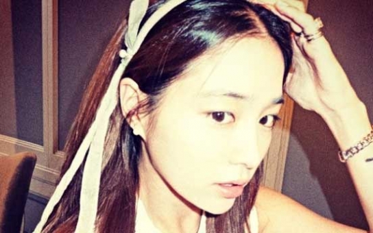배우 이민정, 여신 포스 내뿜는 헤어밴드 셀카 공개