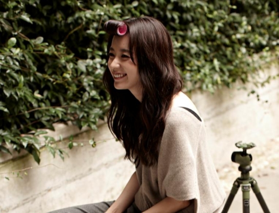 한효주 화보 현장 공개, 헤어롤 말아도 변함없는 미모