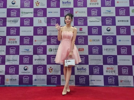 만능 재주꾼 가수 헤니, 다대포 선셋 영화축제 레드카펫 화려한 등장