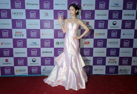 '엘레이나' 황이나, 부산 다대포 선셋 영화축제 레드카펫 화려한 등장