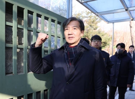 [속보] ‘광복절 특사’ 조국, 8개월 만에 출소… “이재명 정부 성공시킬 것”