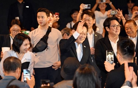 이재명 대통령 부부, 시민들과 영화 ‘독립군’ 관람