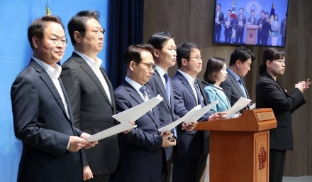 민주당 의원 30명 “정치검찰, 언제까지 文 정부 수사만 매달릴 건가”