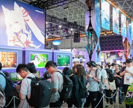 상반기 출격 ‘…STAR DIVE’ 스킨십 강화