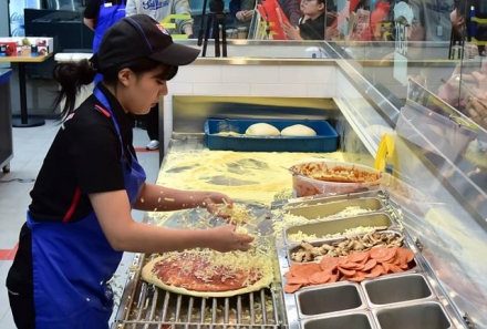 피자 3판을 1분에… 도미노피자 ‘아시아 최고 속도’의 주인공