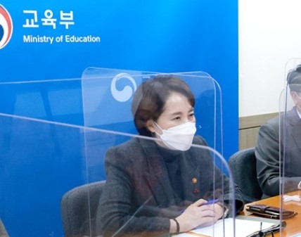 전국 초·중·고 전면 등교 중단..."조기방학 검토 안해"