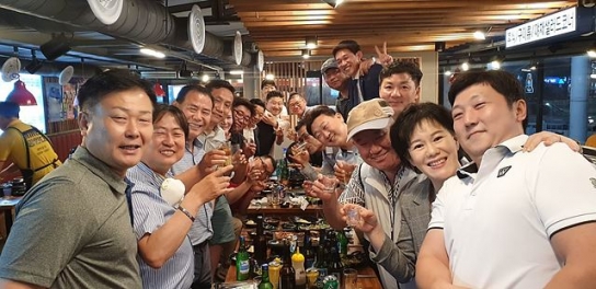 후배들이 존경하는 선배 VS 점주가 신뢰하는 CEO
