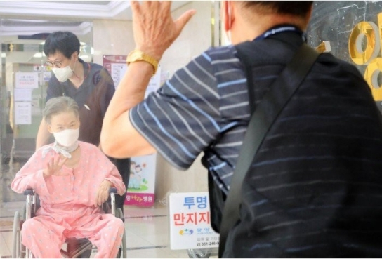 25일부터 요양시설 대면면회 제한 · 해외 입국시 24시간 내 PCR검사