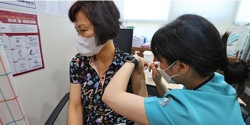 "9월中 신규 확진자 20만명 정점 예상"...50세 이상 4차 백신 권고
