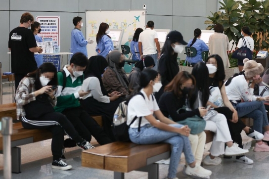 BA.5 우세종化 턱밑...확진자 中 10·20대 35.5% 차지