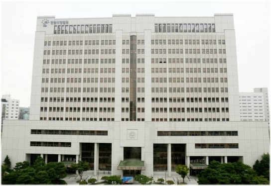 "쓰레기 먹이고 고데기로 지지고 원산폭격까지"...입양한 아들 학대한 양부모 징역형