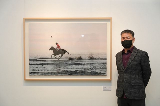 2022년 말사진 공모전 수상작 전시 ‘세기를 박차다’ 개막