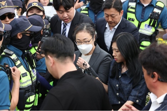 하루 출근 뒤 연차낸 박희영 구청장, 고액 월급 논란