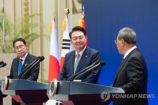 4년반 만에 만난 韓日中 정상…3국 협력 복원