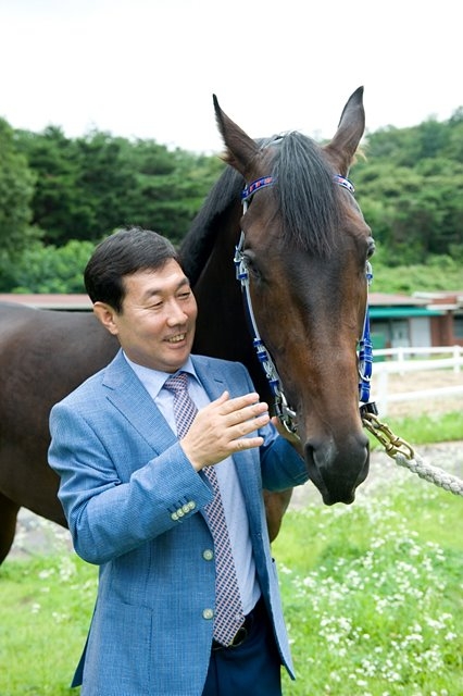 '馬 관상가 양반' 21년간 871억 원 번 김영관 조교사
