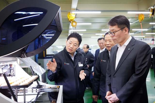 금융업계 리더 순위…'김성태 1위' 진옥동 · 양종희 회장 하위권 이유?