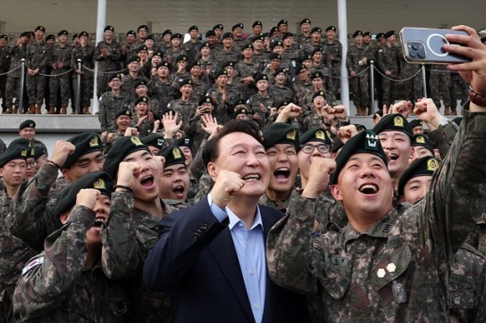 윤 대통령, 참모들에 영화 '무도실무관' 추천