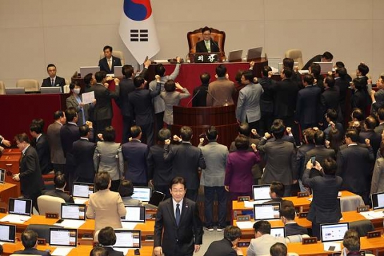 사상 첫 권한대행 탄핵소추 가결…한총리 직무정지·최상목 체제